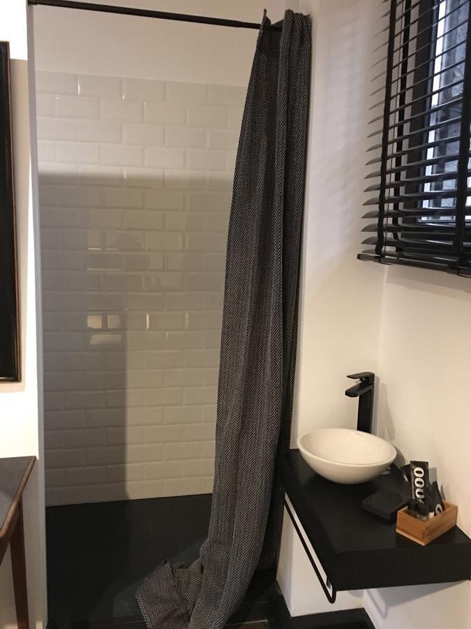 Quarto com 2 Camas de Solteiro e Banheiro Privativo